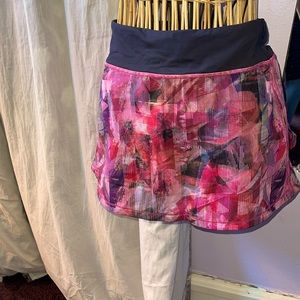 Lululemon abstract red print size 4 tennis/golf skirt
